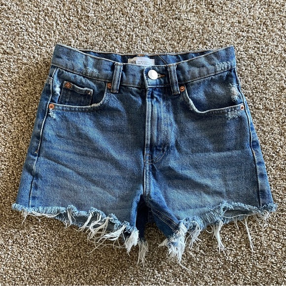 Zara Denim Shorts Women’s 0 Blue Medium Wash Distressed Cut off Raw Frayed Hem - Picture 1 of 14